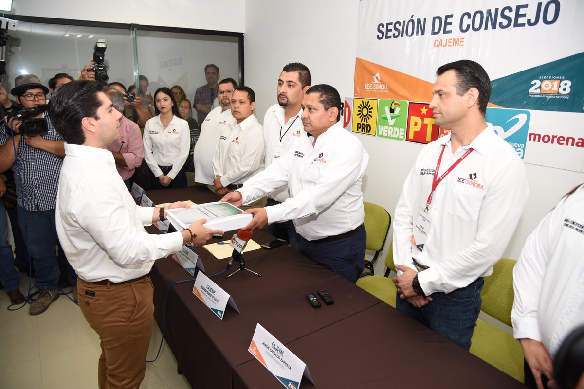 EmeterioOchoa's tweet photo. En cumplimiento a lo que establece la ley, este día presenté, ante la autoridad electoral, mi registro como candidato a la Presidencia Municipal al lado de un nutrido grupo de hombres y mujeres comprometidos con el bienestar y el futuro de nuestra comunidad #Cajeme https://t.co/tM3tKYfvDX