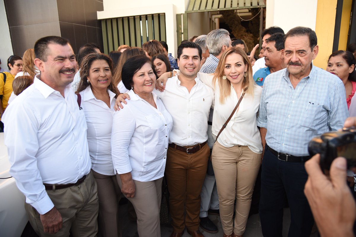 EmeterioOchoa's tweet photo. En cumplimiento a lo que establece la ley, este día presenté, ante la autoridad electoral, mi registro como candidato a la Presidencia Municipal al lado de un nutrido grupo de hombres y mujeres comprometidos con el bienestar y el futuro de nuestra comunidad #Cajeme https://t.co/tM3tKYfvDX