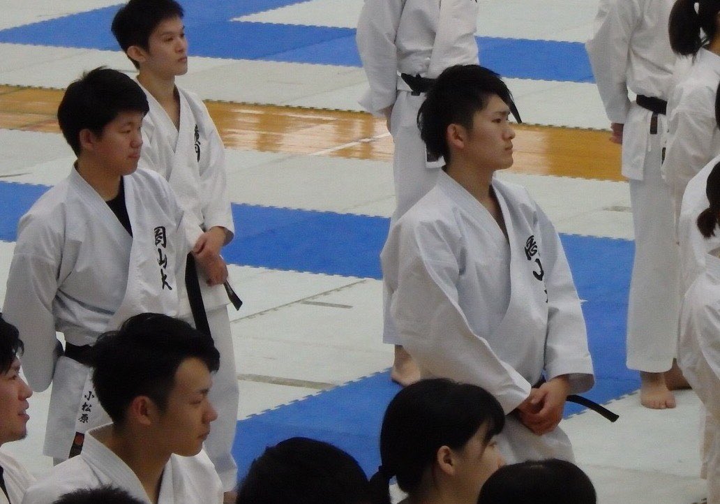 OkadaiKarate's tweet photo. ✨部員紹介No.3✨
洪水太成
（工学部機械システム系学科新三回生）
現道場監督
常に明るく部員の気持ちを高めてくれる。
空手部員の中でも珍しい美声をもつレアキャラであり、カラオケに行くとマイクを離さない。
そして彼のバイト先の料理はとても美味しい😋 https://t.co/3gockYL9UC