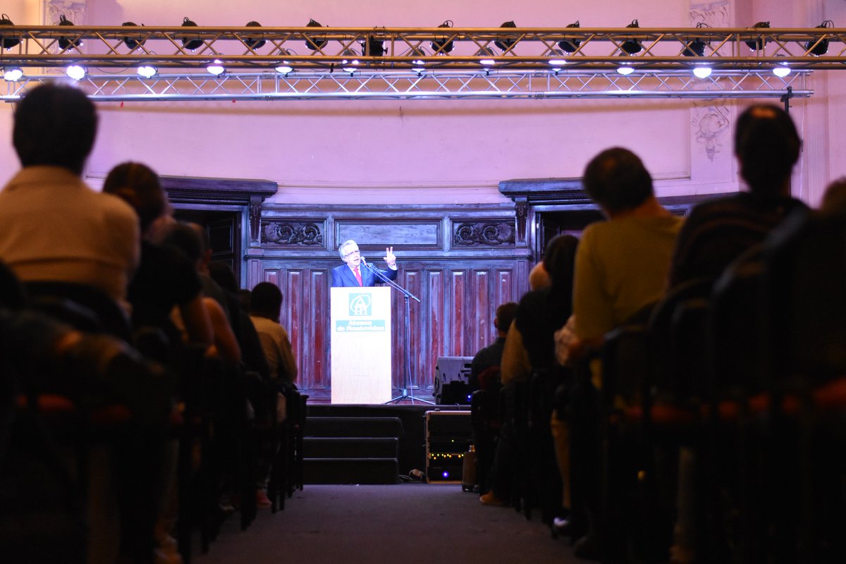 EvJuveniles's tweet photo. Con el poder comunicativo de un conferencista internacional, las convicciones de un teólogo y la sabiduría de un académico, Samuel Pérez Millos brindó una exposición contundente y muy actual a un público de más de 250 personas en el Ateneo de Montevideo. https://t.co/WtHiimT2GK