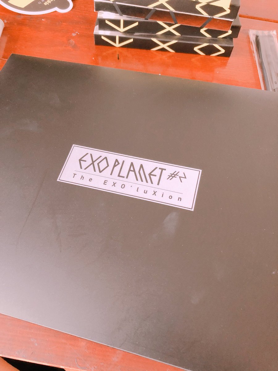 kais0114's tweet photo. RT) 엑소 굿즈 양도 판매 합니다 사진에 있는거 포함 5만원에 판매합니다 택배는 착불이구여 넹,,, 팬페이지 굿즈도 있어요 너무 많아서 절반 파는데 요즘 시세를 몰라서 5만원으로 일단 파는데 올리지는 않아여 걱정 마시구 녜,...ㅂ_ㅂ...❣️ https://t.co/tt4CWgbrVP