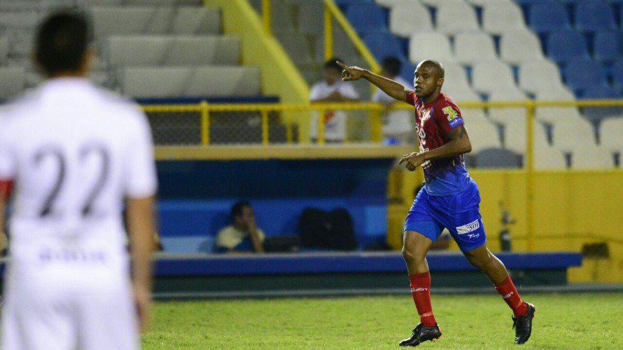EDH_Deportes's tweet photo. OTRA CAÍDA AL HILO
@CDeportivoFAS propinó al @AlianzaFC_sv su segunda derrota del Clausura 2018
Ampliamos
https://t.co/OmneGPFukd
#LMF
#ALIFAS https://t.co/bIZZSiRuuQ