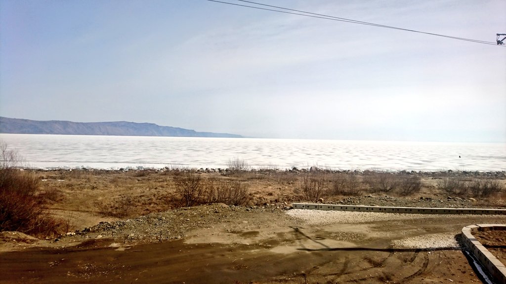 Trains2Aberdeen's tweet photo. After a freezing night, the train finally reach the shore of #LakeBaikal (о́зеро Байка́л), the #DeepestLake in the world https://t.co/2CQ1zmzcfo