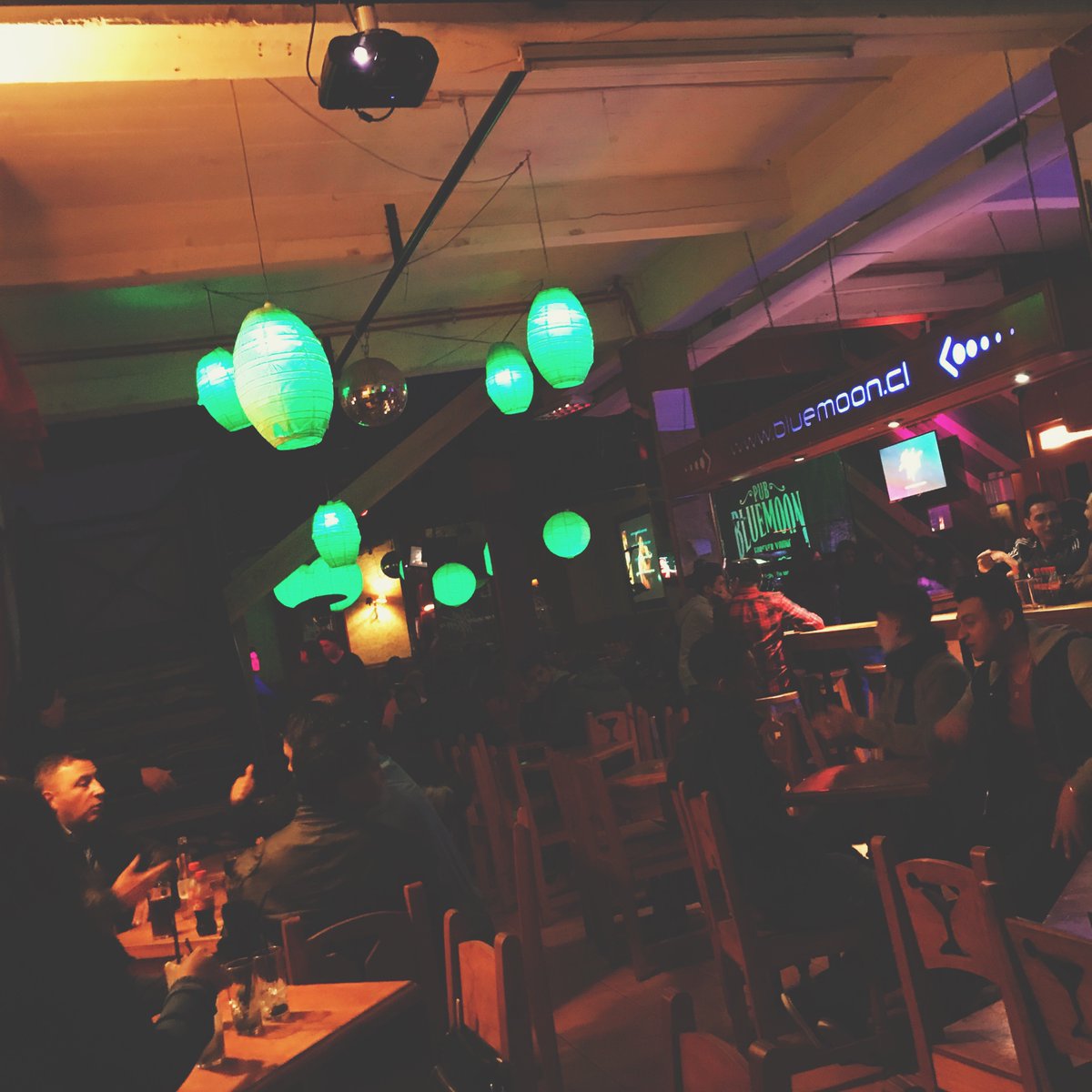 ChileBluemoon's tweet photo. Los buenos amigos se juntan en #bluemoonchile 😜Karaokes y DMENS en vivo https://t.co/nVqAh8F3xJ