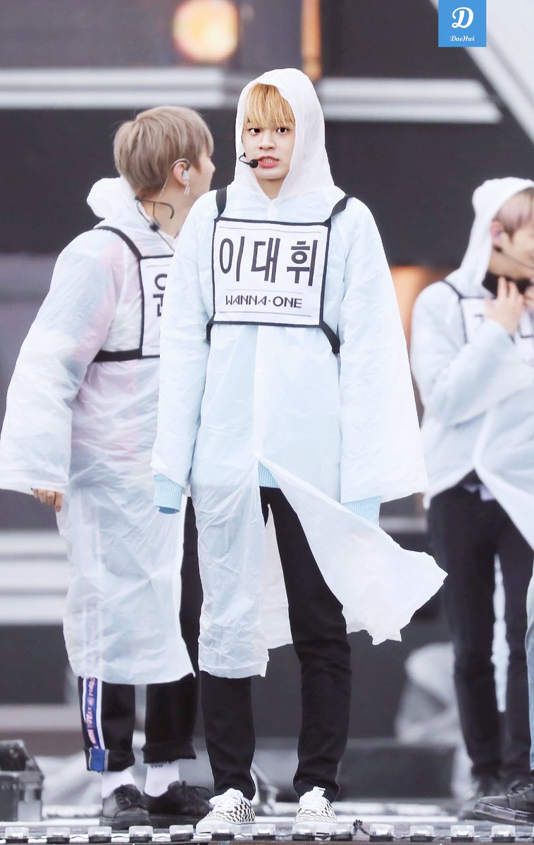 DDD_DAEHWI's tweet photo. 180404 우비 입으니 캔디바 같아 #이대휘 #워너원 #LEEDAEHWI #WANNAONE https://t.co/RwQ88EEWc4