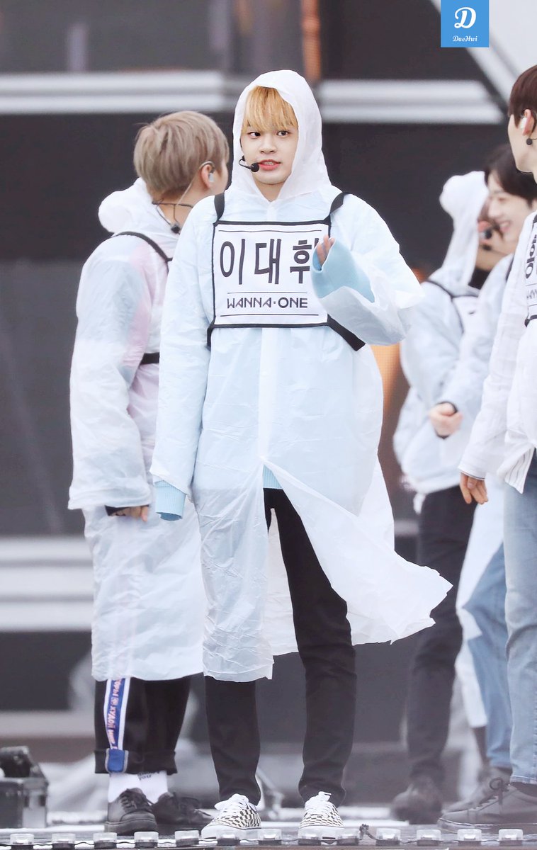 DDD_DAEHWI's tweet photo. 180404 우비 입으니 캔디바 같아 #이대휘 #워너원 #LEEDAEHWI #WANNAONE https://t.co/RwQ88EEWc4
