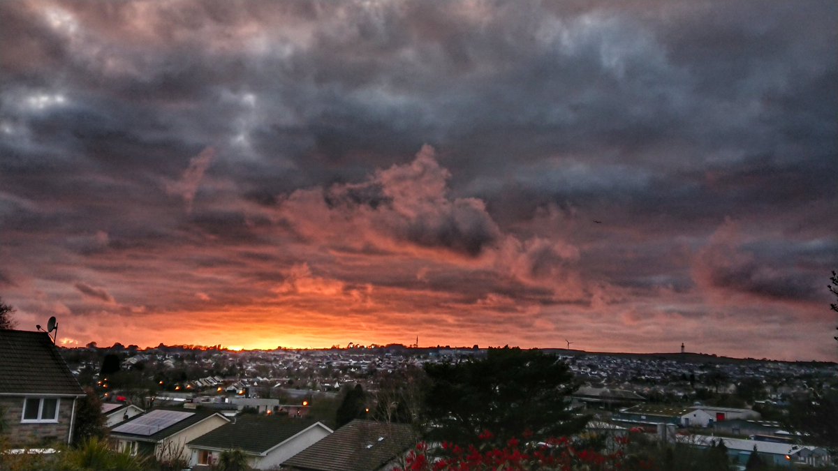 chris74garner's tweet photo. #sameplacedifferentday #StormHour #weatherphoto #staustell #sunsetlovers #cornwall https://t.co/S5Ef7QzXZU