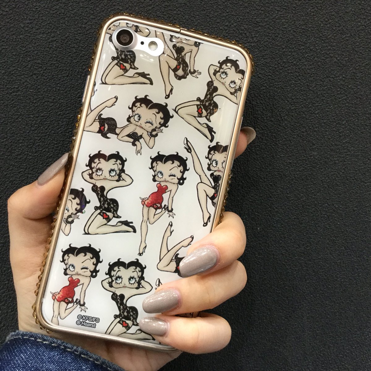 Gizmobies梅田est店 No Twitter Betty Boop Swarovski ベティーちゃんとスワロバンパーの組み合わせは スタッフもお客様からも大人気です 強度もしっかり強くてどの色をつけても 可愛く合わせやすいです Bettyboop ベティーちゃん ベティー Swarovski
