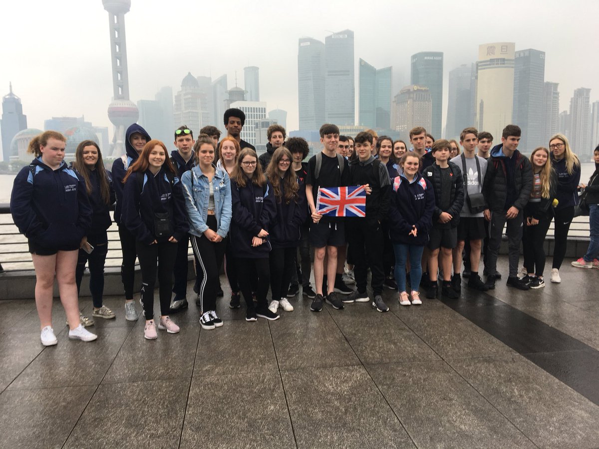 SJPLearning's tweet photo. Group photo at rainy Bund in Shanghai! @SJPHeadTeacher https://t.co/Eyt4tdUQbU