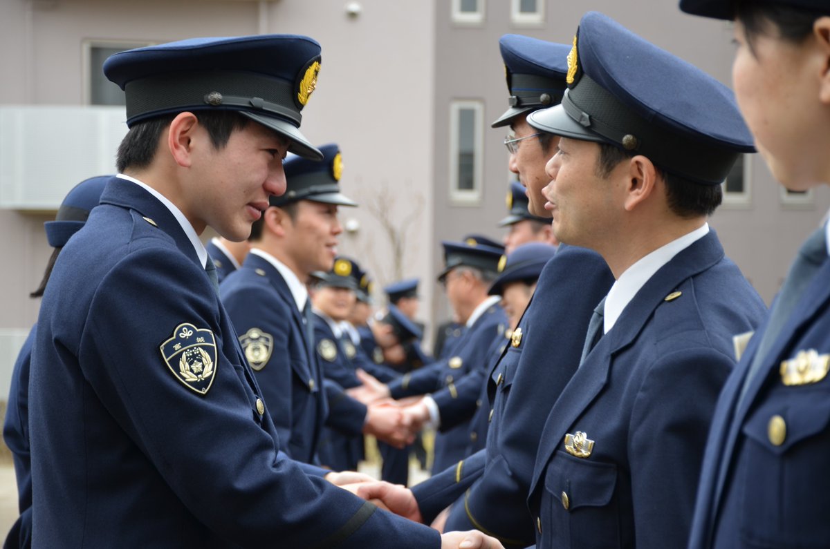 宮城県警採用係 Na Twitteru 去る３月２９日は 警察学校の卒業式でした お世話になった教官や家族に見守られながらの卒業式 さまざまな想いが胸にこみ上げてきたのでしょう 感極まって涙を流す学生も 学生のみなさん ご卒業おめでとうございます