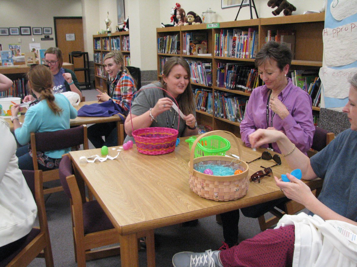 FriendshipElem's tweet photo. @dcsnc Friendship's Great Working Environment: Administration treats staff to egg hunt and prizes afterwards. Super way to start Spring Break!  Thank you, Mr. Reynolds &amp; Mrs. Davis! https://t.co/kC64XizaKb