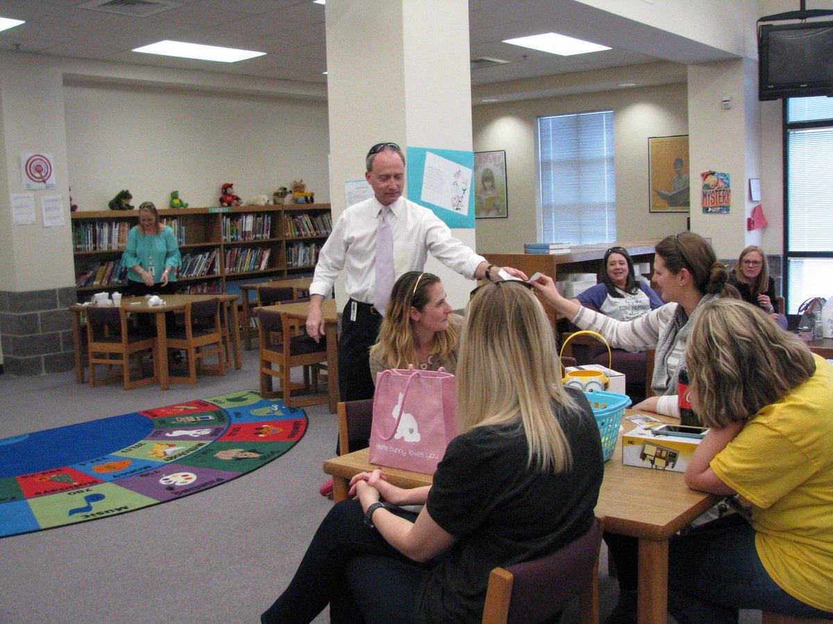 FriendshipElem's tweet photo. @dcsnc Friendship's Great Working Environment: Administration treats staff to egg hunt and prizes afterwards. Super way to start Spring Break!  Thank you, Mr. Reynolds &amp; Mrs. Davis! https://t.co/kC64XizaKb
