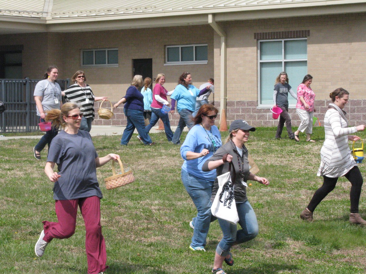 FriendshipElem's tweet photo. @dcsnc Friendship's Great Working Environment: Administration treats staff to egg hunt and prizes afterwards. Super way to start Spring Break!  Thank you, Mr. Reynolds &amp; Mrs. Davis! https://t.co/kC64XizaKb