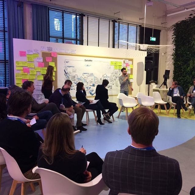 Presenteren van een visueel verslag! Wanneer het verhaal achter de plaat helder is, komt hij pas echt tot leven :). #jam #jamvisualthinking #jamvizthink #cocreate #designthinking #graphicrecording #graphicfacilitation #visualisation #drawing #tekenen ift.tt/2Iwqd3L