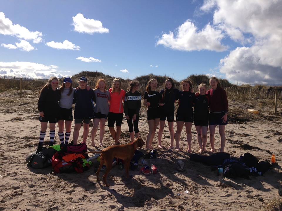 HoweGirls's tweet photo. #joinusforfun it's now a thing !! where else can you get a conditioning session then #rugby training on the Beach throw in doggo's as well - Harlequins that's where πit was great 2 have our pivot AA back from her ankle injury 2 #rugbygirls #beachrugby #bethebestyou #ThisGirlCan https://t.co/WOam4egUJB