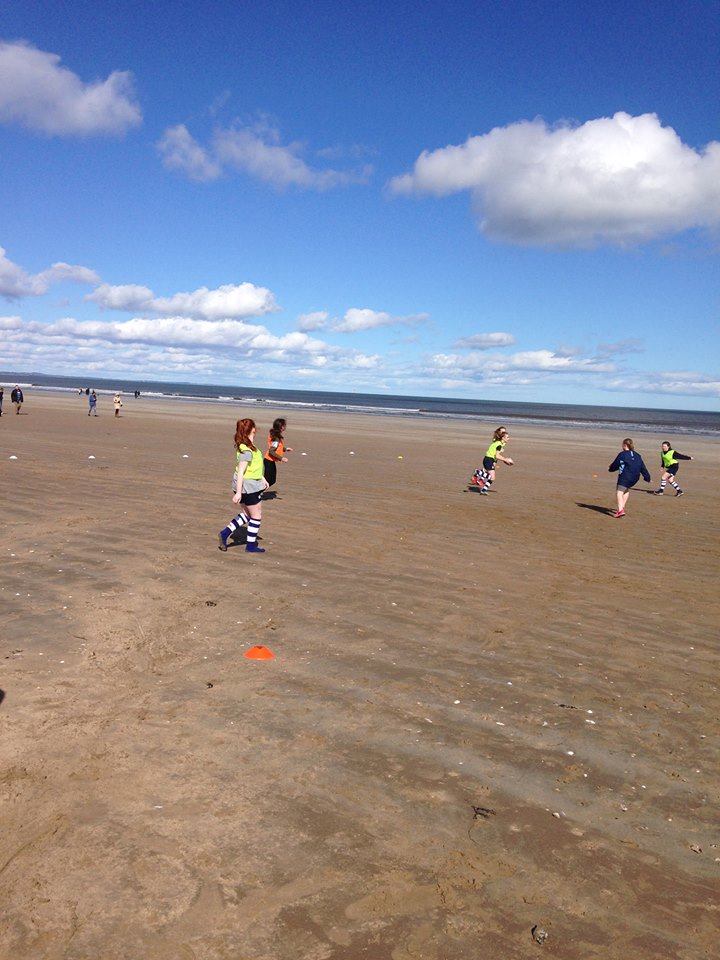 HoweGirls's tweet photo. #joinusforfun it's now a thing !! where else can you get a conditioning session then #rugby training on the Beach throw in doggo's as well - Harlequins that's where πit was great 2 have our pivot AA back from her ankle injury 2 #rugbygirls #beachrugby #bethebestyou #ThisGirlCan https://t.co/WOam4egUJB