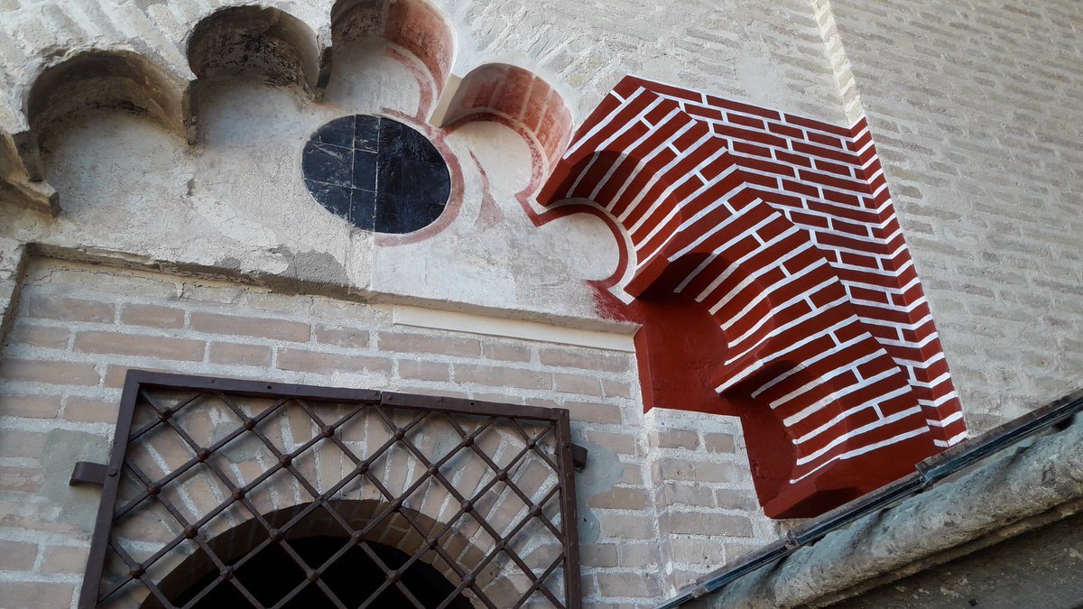 unisevilla's tweet photo. La Giralda de Sevilla era roja 😮😮😮 https://t.co/BUwF14nVHh #sevillahoy 

El catedrático Jaime Navarro es uno de los coordinadores de los trabajos de restauración https://t.co/rGb1okWtnB