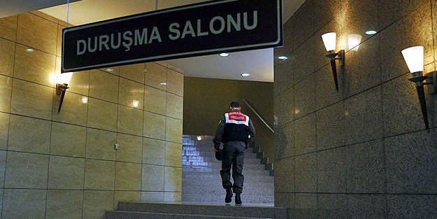 thepatrontr's tweet photo. Fetullahçı Terör Örgütü (FETÖ) sanığı Serkan ve Songül Hasdemir ile Mustafa Kayabaşı ve Zekeriya Şentürk, Ankara'da devam eden davanın ara kararının açıklanması sırasında duruşma salonundan kaçtı. Firari 4 FETÖ sanığı hakkında yakalama emri çıkartıldı. https://t.co/NAJEtrqaXA