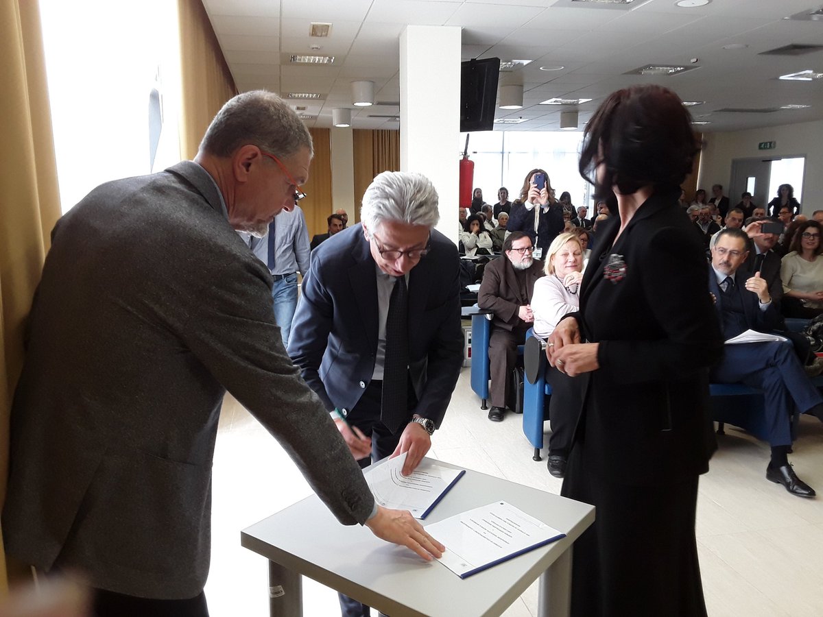 ospedalesancarl's tweet photo. Il dg @rocco_ma firma con il presidente Antonella Amodio il protocollo di collaborazione con la fondazione biomedica Basilicata https://t.co/rsz7xyFwAZ