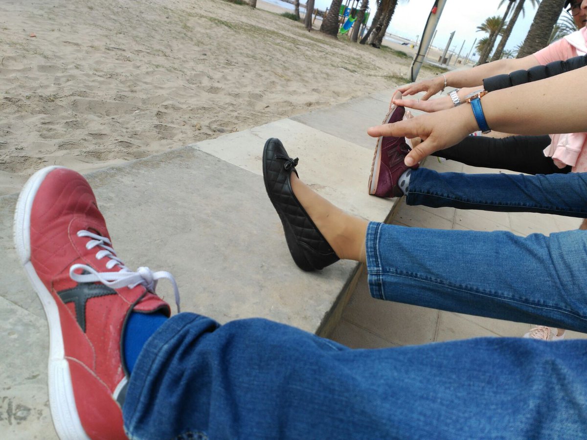 eapcubellescun's tweet photo. Després de 6 Km de ruta acabem la caminada de #CAPcunit a la vora del mar fent estiraments.
Esther Díaz i @jaumehf mostren als participants la importància d'estirar-se en acabar l'activitat física.
#ICSésmés #estiraments #DMAF18 https://t.co/bV06Dz2mTR