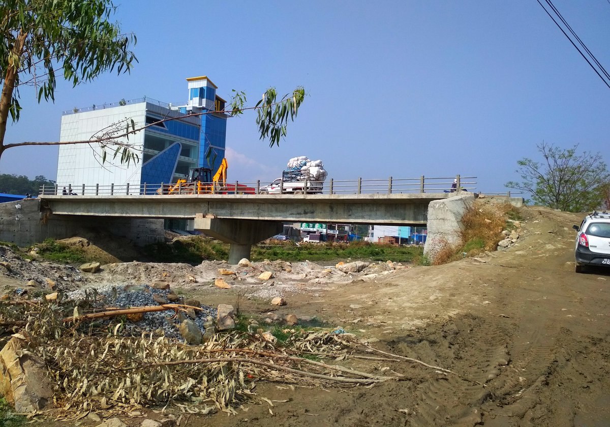 ashokpillar's tweet image. गाडी गुड्न मिल्ने नेपालकै एकमात्र अाकाशे पुल । #EngineeringFail !