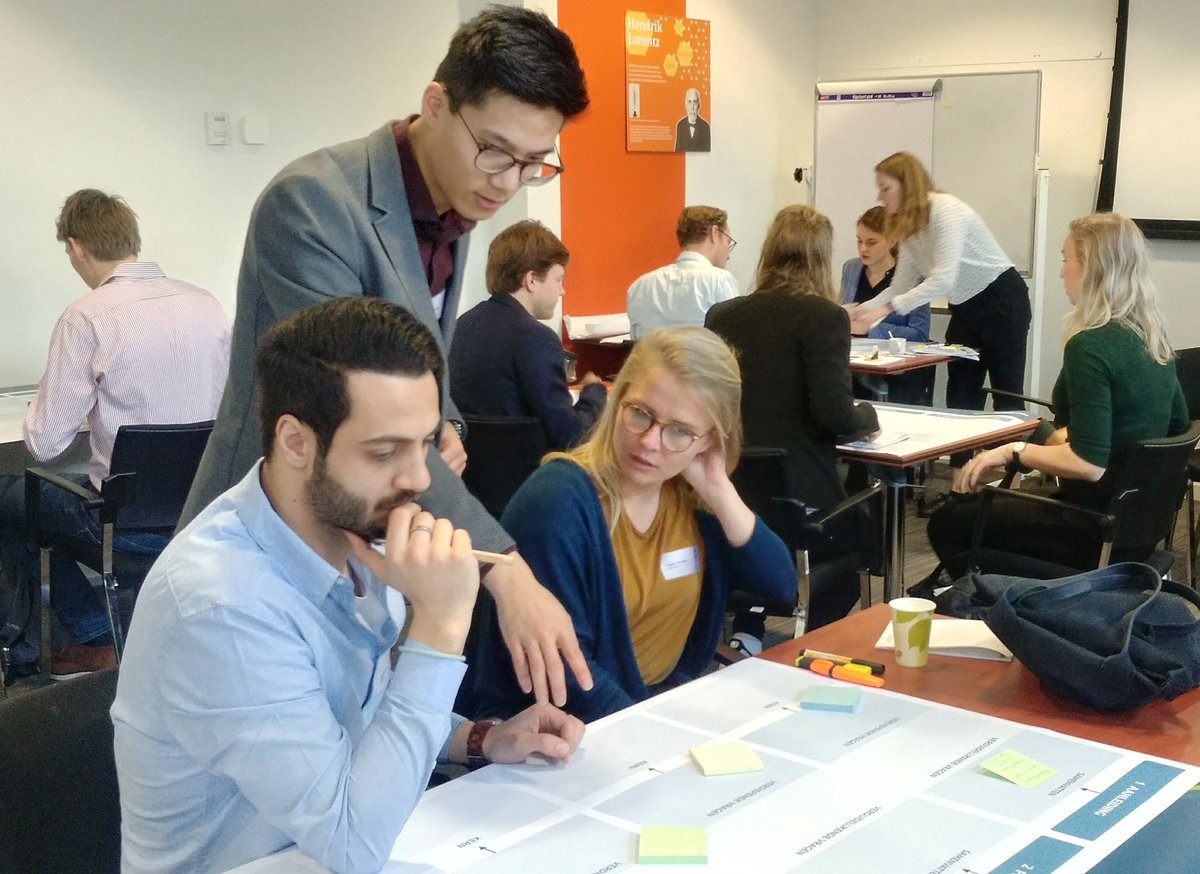 De Masterclass Beleid is in volle gang! De teams structureren al hun vragen over energiebesparing bij bedrijven, welke zij zo kunnen voorleggen aan experts van de <a href="/RVO_Duurzaam/">RVO Duurzaam</a> en het @MinisterieEZK! #SPL2018
