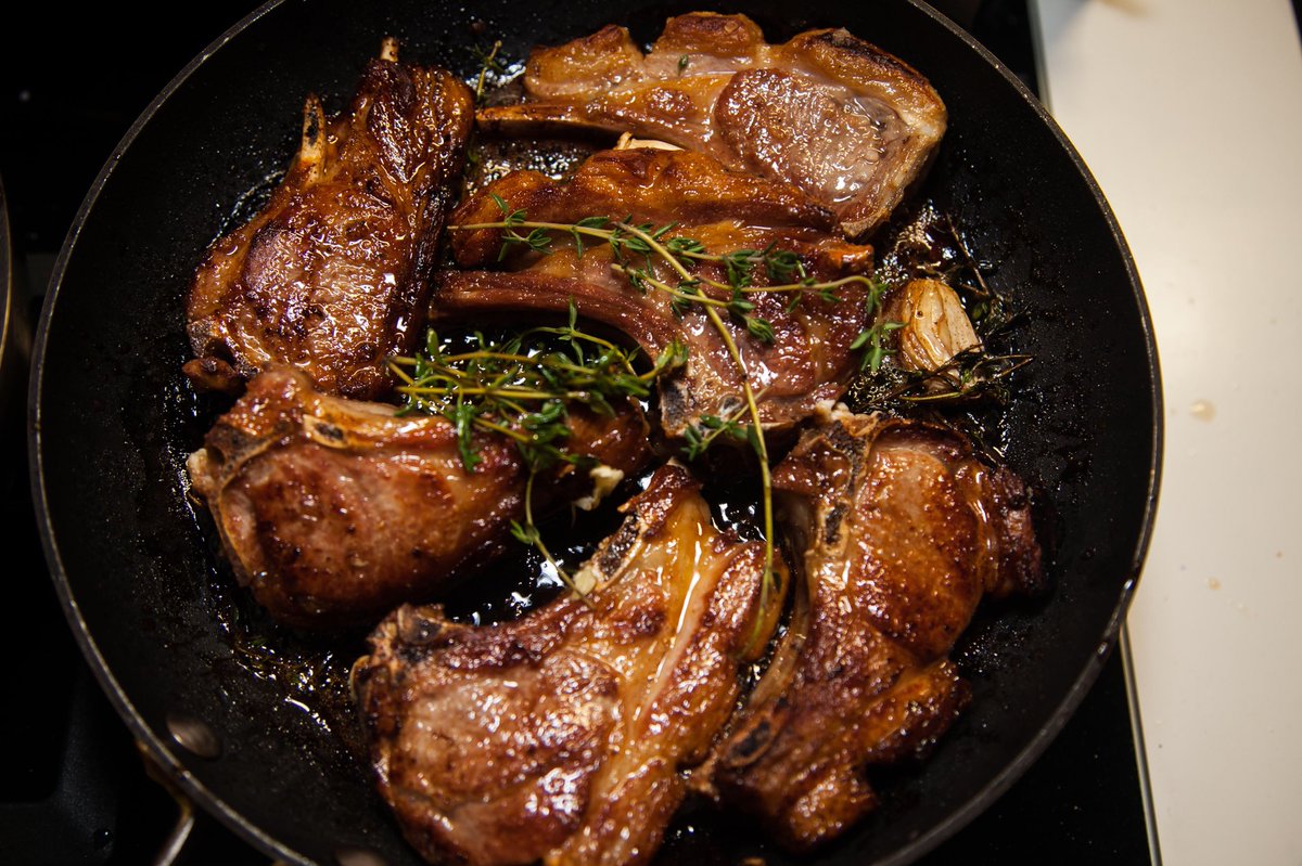 claireallen_sa's tweet photo. When cooking lamb follow the same rules u do with duck. Using @BoschHomeUK #FlameSelect gas top. Recipe on fb . Paired with @delheim Merlot. This is my favorite wine full bodied,bold ,fruity &silky tannins makes for a perfect red 😍 #DrinkingWithClaire #CookingWithClaire https://t.co/MIVGw2vydr
