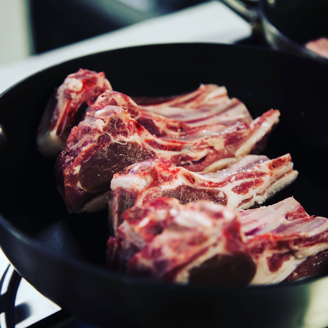 claireallen_sa's tweet photo. When cooking lamb follow the same rules u do with duck. Using @BoschHomeUK #FlameSelect gas top. Recipe on fb . Paired with @delheim Merlot. This is my favorite wine full bodied,bold ,fruity &silky tannins makes for a perfect red 😍 #DrinkingWithClaire #CookingWithClaire https://t.co/MIVGw2vydr