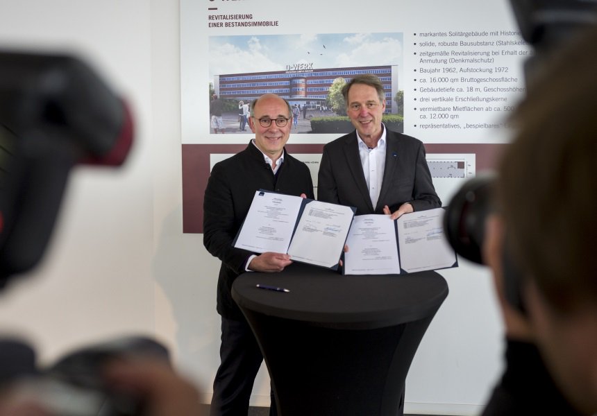 UniverCityBo's tweet photo. Tolle Nachrichten für die #UniverCity #Bochum: Die #RUB zieht als erste Nutzerin ins O-Werk  auf Mark 51°7.Der Vertrag ist unterschrieben: Die @ruhrunibochum wird erste Mieterin im früheren Opel-Verwaltungsgebäude und bündelt ihre Transferaktivitäten. #ichstudierhier Foto: RUB https://t.co/aVnoUwZx59