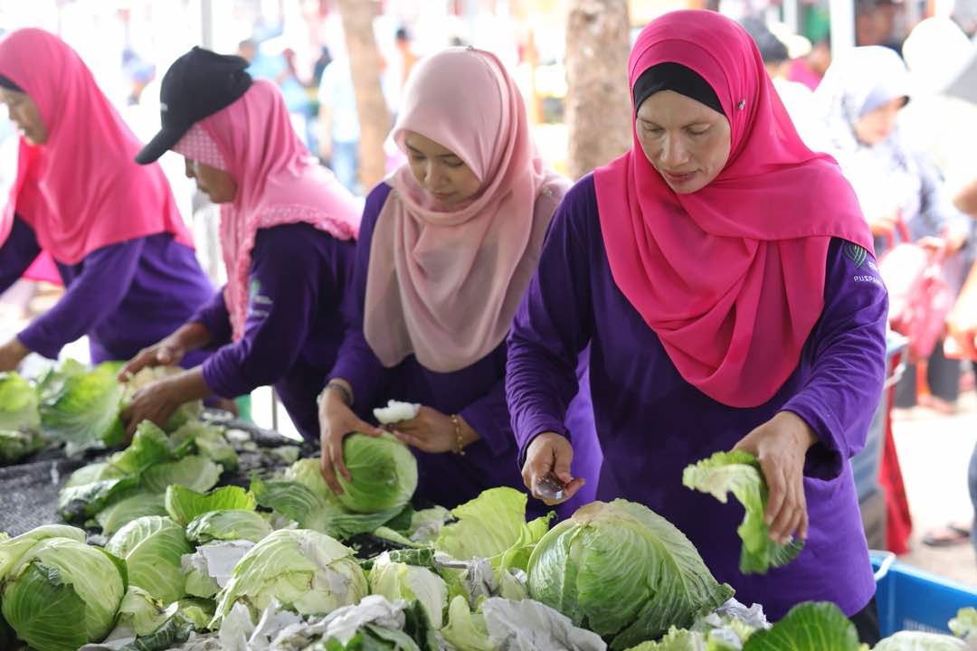 JHarizan's tweet photo. Jualan istimewa pd warga RELA Kemaman....
Jualan Kasih Tani
KUBIS RM1.00
KUBIS RM1.00
KUBIS RM1. 00
@shaberyc
@tajuddinrahman
@ismailbakar60
@Jharizan
@MY1DOA
@moaMalaysia
#ourfoodourfuture
#PertanianHEBAT
#RELA
#kemaman
#kubis2ringgit https://t.co/2dnjWwHjtL