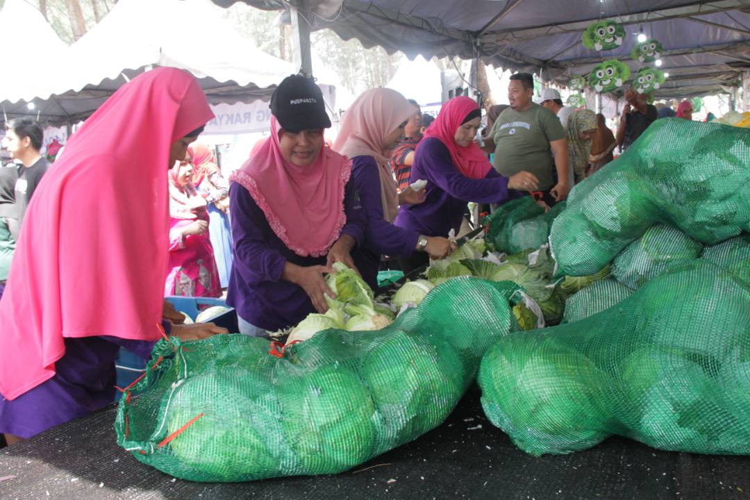 JHarizan's tweet photo. Jualan istimewa pd warga RELA Kemaman....
Jualan Kasih Tani
KUBIS RM1.00
KUBIS RM1.00
KUBIS RM1. 00
@shaberyc
@tajuddinrahman
@ismailbakar60
@Jharizan
@MY1DOA
@moaMalaysia
#ourfoodourfuture
#PertanianHEBAT
#RELA
#kemaman
#kubis2ringgit https://t.co/2dnjWwHjtL