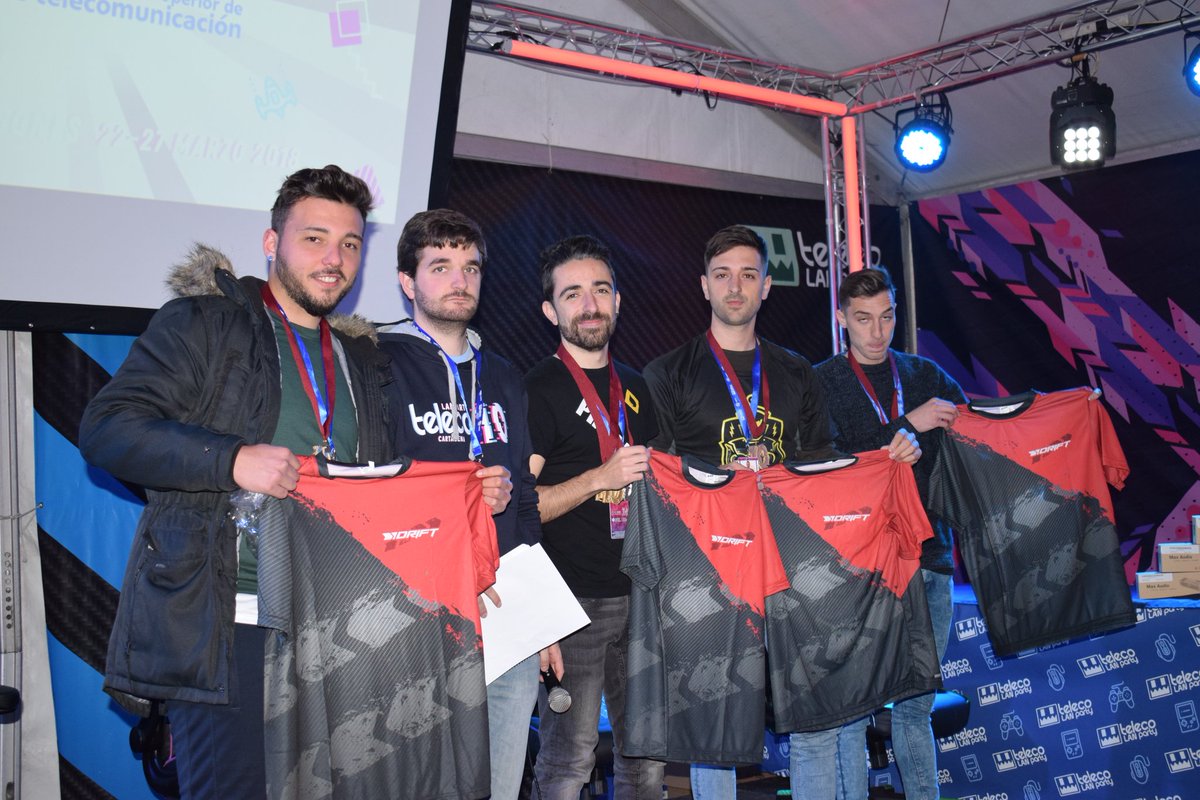 TelecoLANParty's tweet photo. ¡Vamos a recordar los torneos de este año en la #TLP10!
Aquí tenemos a HZFORCE, ganadores del torneo de CS:GO, junto con su premio: estas magníficas camisetas de @DRIFTgamingeu. ¡Enhorabuena! https://t.co/oHZijO1QHw