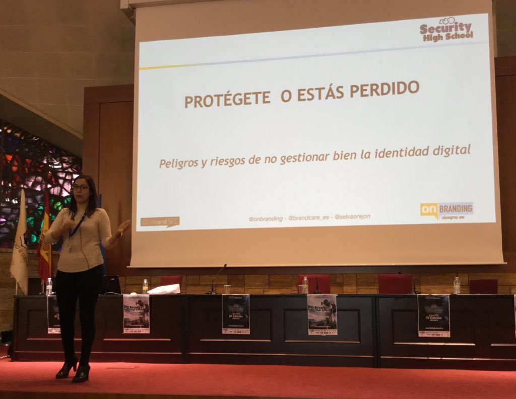oJurado1010's tweet photo. De vuelta del café, en #SHS2k18 la gran @selvaorejon de @onbranding y “Protégete o estás perdido” https://t.co/HNcmm6dx93