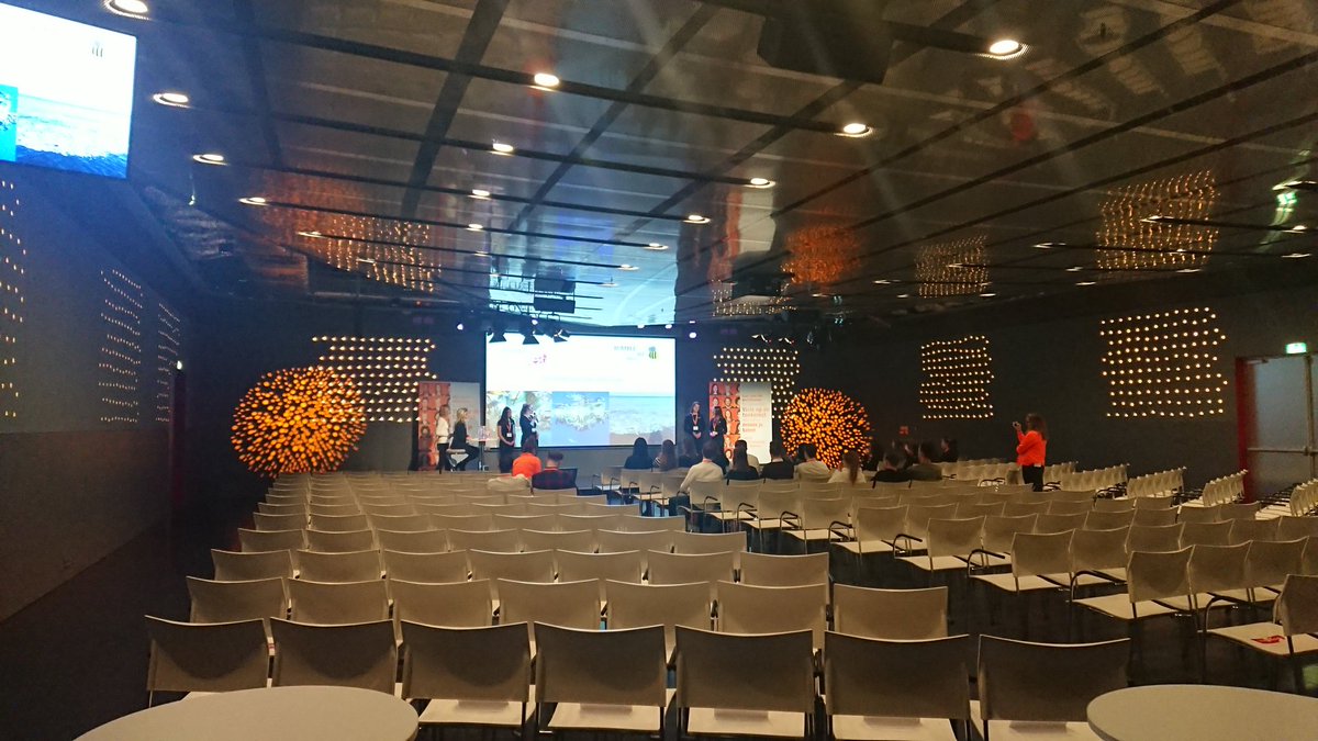 Jong_Ondernemen's tweet photo. Nog even een technische doorloop in een lege zaal... Straks begint het echte werk! De spandoeken voor de supporters zijn in productie. 🏳️ #Jcvhj2018 @jaarbeurs @EICMainport @Rabobank @DisneyNL @PortOfRotterdam https://t.co/f831UC1mYu
