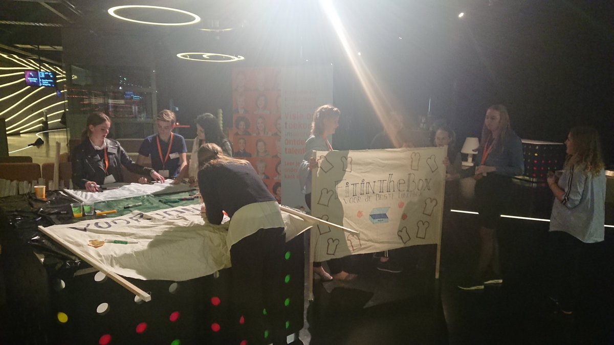 Nog even een technische doorloop in een lege zaal... Straks begint het echte werk! De spandoeken voor de supporters zijn in productie. 🏳️ #Jcvhj2018 <a href="/jaarbeurs/">Jaarbeurs</a> <a href="/EICMainport/">EIC Mainport Rotterdam</a> <a href="/Rabobank/">Rabobank</a> <a href="/DisneyNL/">Disney NL</a> <a href="/PortOfRotterdam/">Port of Rotterdam Authority</a>