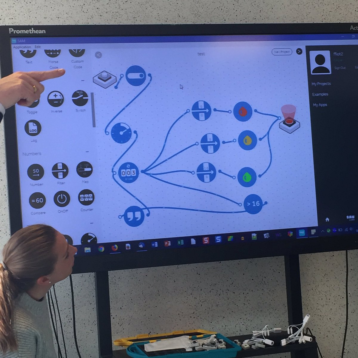 MaLouPro's tweet image. Formation #samlab à @acversailles via @DANEVersailles et @canope_92  les formateurs questionnent les possibilités et confirment la multiplicité des pistes pour créer un feu tricolore. @Easytis