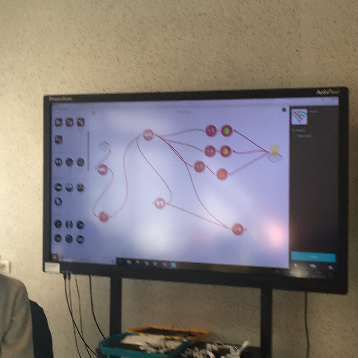 MaLouPro's tweet image. Formation #samlab à @acversailles via @DANEVersailles et @canope_92  les formateurs questionnent les possibilités et confirment la multiplicité des pistes pour créer un feu tricolore. @Easytis