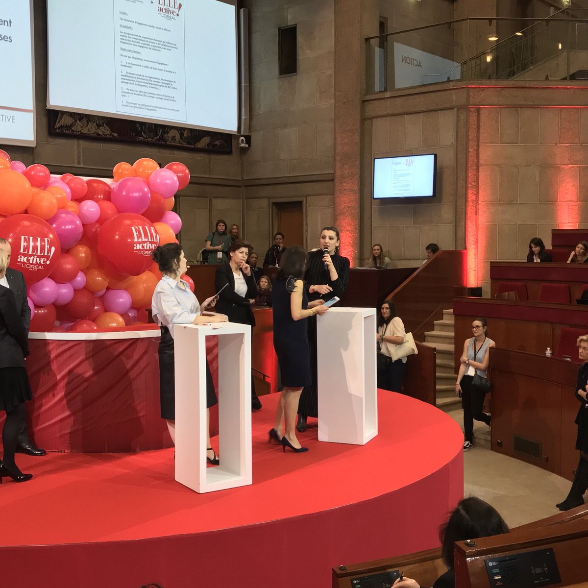 Coline Rivière, directrice RSE chez <a href="/ShowroompriveFR/">Showroomprive.com</a>, signe la charte #HeForShe pendant le forum #ElleActive 👍🏻