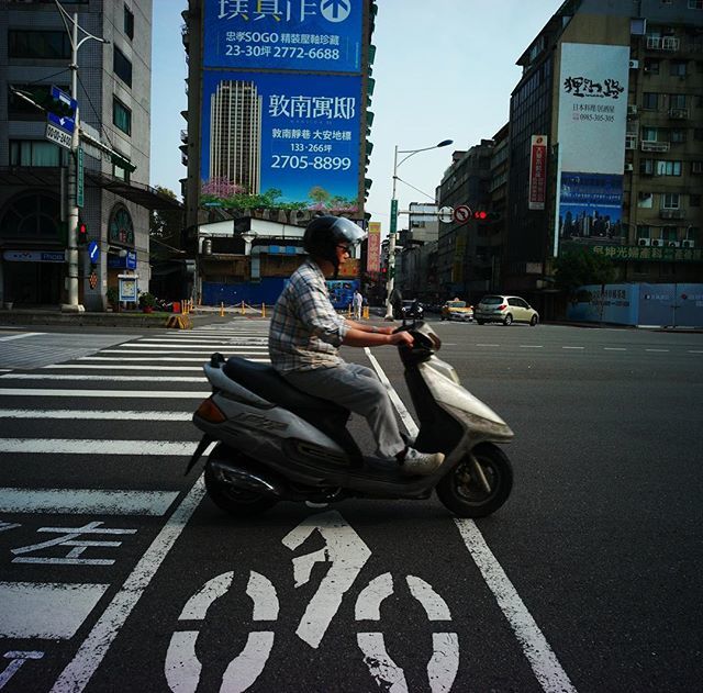 erickyin's tweet photo. A motorcyclist riding by
#motorcyclist #motorcycle
#reflection #roadmark
#snapshot #snap
#Taipei #Taipeiview
#igers #igerstaiwan
#urbanandstreet #wearethestreet
#everybodystreet #street_oftheworld
#streetphotography #panning
#photooftheday #picofthe… https://t.co/A3C3pF1iXx https://t.co/nUSet6uChs