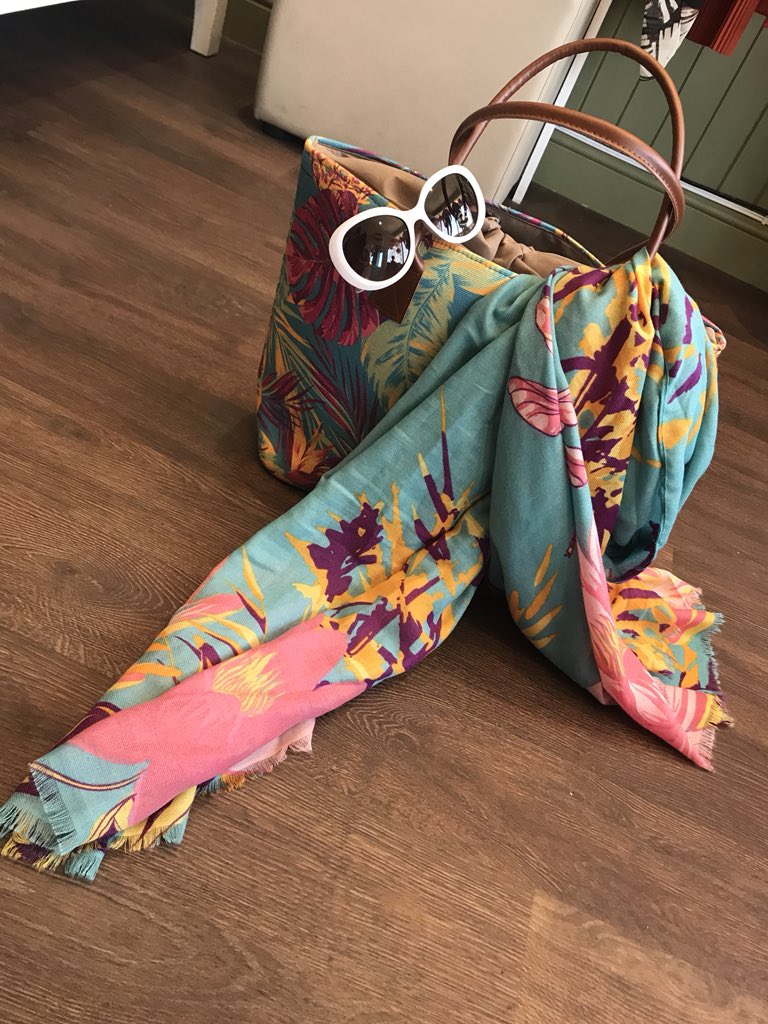 FanyBoutique's tweet photo. Where has the sunshine gone? 
.
.
.
.
.
#ineedavacation #holiday #sunshine #spring #summer #accessories #fashion #love #clothes #instadaily #instagram #instafashion #instastyle #fashion #styleblogger #blogger #blog #ad https://t.co/Odt72tYYLJ