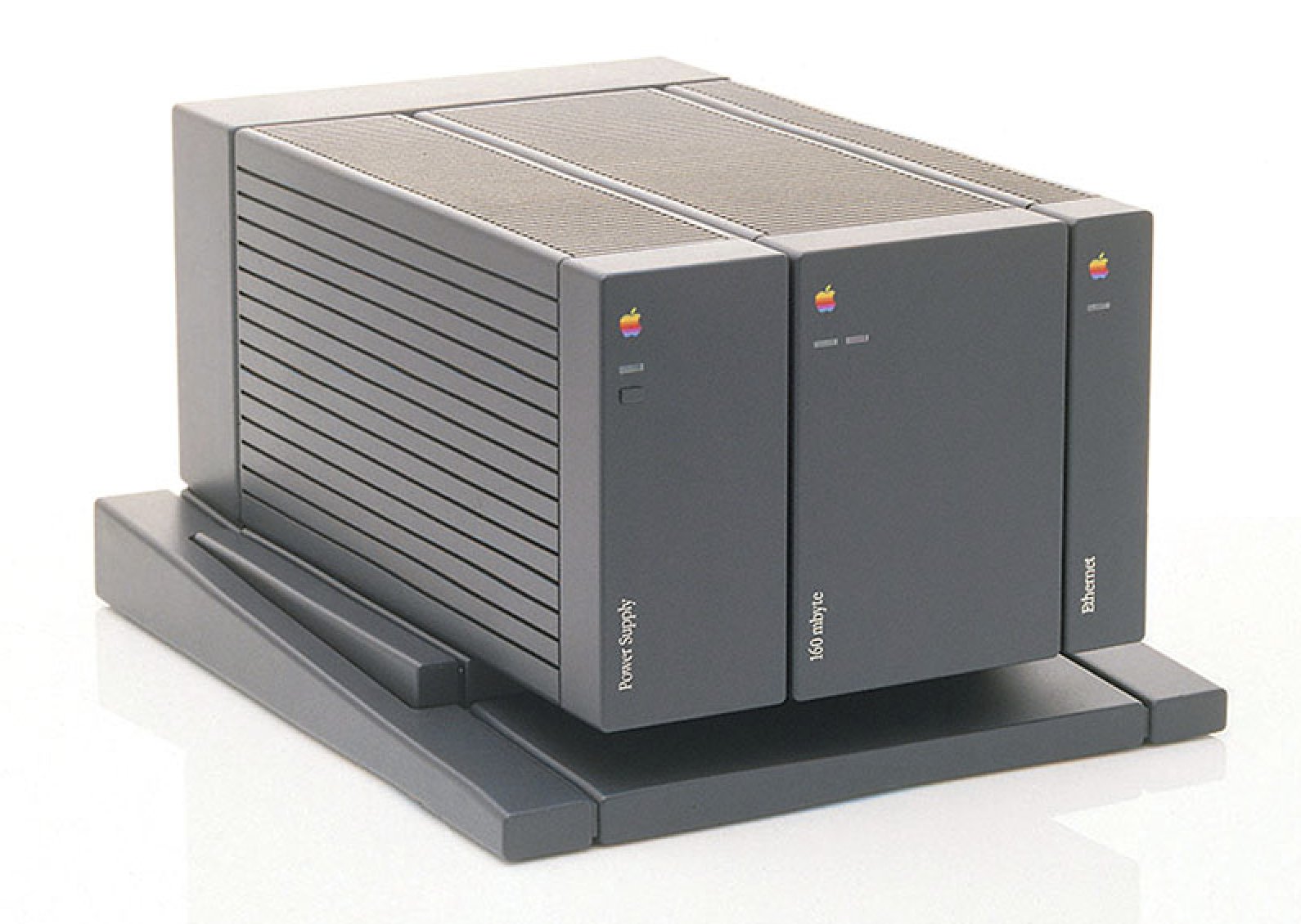 iconwerk on Twitter: "Looks like the 2019 Mac Pro will be a compact modular  with ePCI expansion boxes. Déja Vu! https://t.co/ATRzcGya4u More about the  new Apple Pro Workflow Team: https://t.co/64bmeadok8  https://t.co/g8Kdi7lowM" /