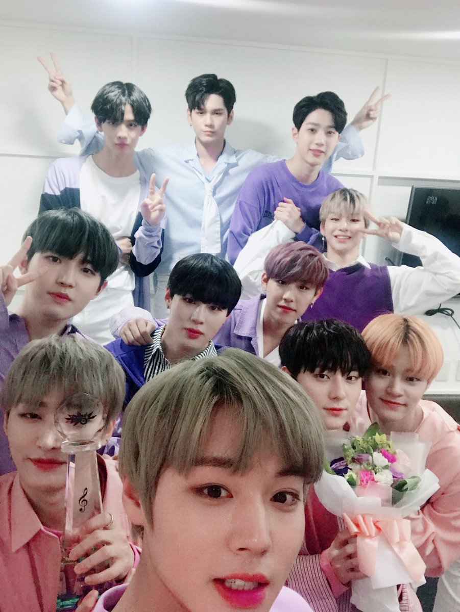 WannaOne_twt's tweet photo. [#워너원데이] 🌸워너원 꽃이 피었습니다🌸
이렇게 잘생기고 귀염뿜뿜하는 꽃밭이라면 꽃놀이 안 가도 괜찮은 거 같아요 (*'▽'*) 
오늘 하루도 워너원과 워너블 서로가 행복한 추억으로 남았기를 바라요⭐️ https://t.co/QLGVPBNO0r