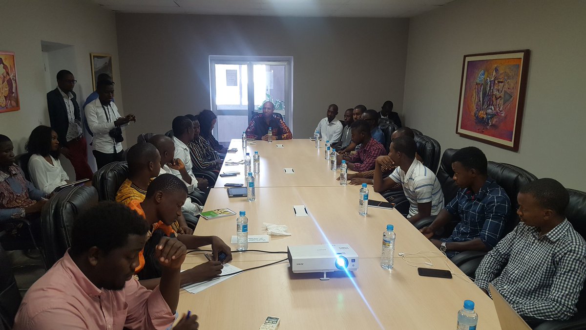 semainedunumgn's tweet photo. Rencontre entre le @dgapip et les candidats présélectionnés pour la compétition Innovation Days 
#SemduNum18 #Innovations #Compétition #GouvGn #Team224 https://t.co/VAUgJy7tA3
