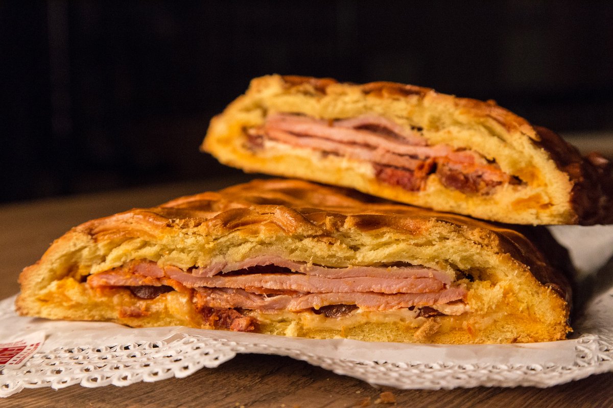 HORNAZOSALAMANC's tweet photo. Con el #lunesdeaguas a la vuelta de la esquina hay que ir pensando en reservar el auténtico #hornazodeSalamanca Marca de Garantía. A la venta en La Tahona Delicatessen  y Pastelerías La Madrileña . #hornazo https://t.co/FDvTYVu09t