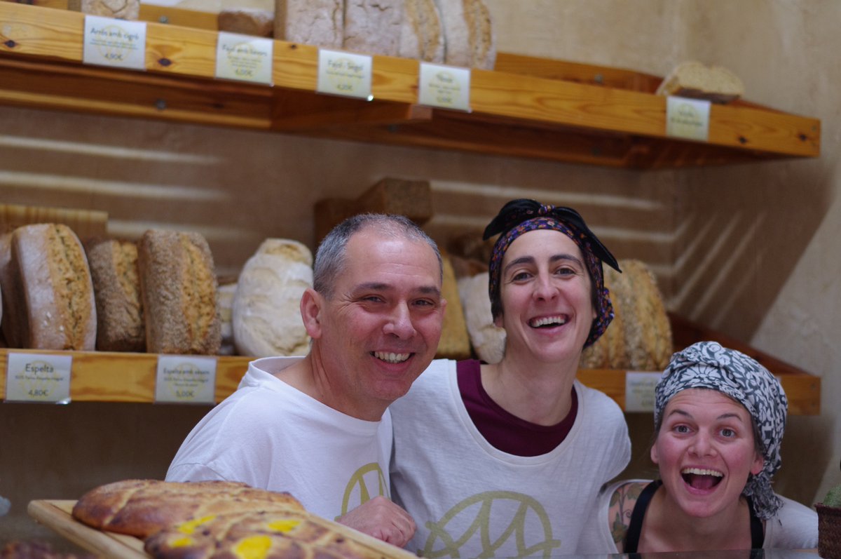CoopCatCentral's tweet photo. Dijous vam estar al forn Massa Mare a Vic, una de les #cooperatives que l’Ateneu @CoopCatCentral ha acompanyat durant l’últim any. Un projecte molt interessant que aviat podreu descobrir a la web #massamare #forndepaecologic #paecologic #proximitat #farinesantigues #ecològic https://t.co/NE5AGeDgqR
