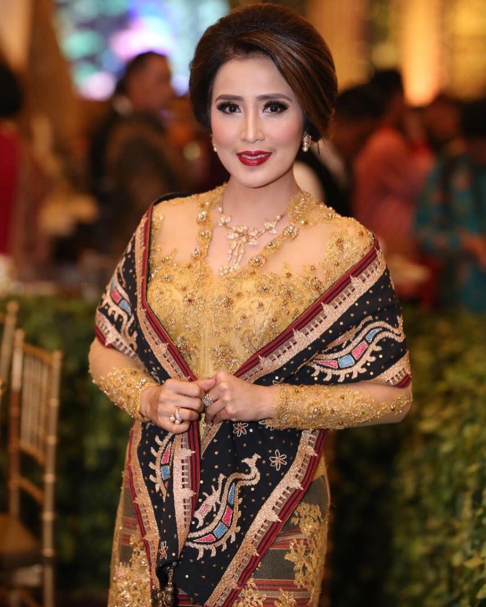 tatlerindonesia's tweet photo. #ITLooks: Sendy Yusuf’s 10 most graceful looks. https://t.co/bfLTdoGx3X https://t.co/hnUAUJOYG7