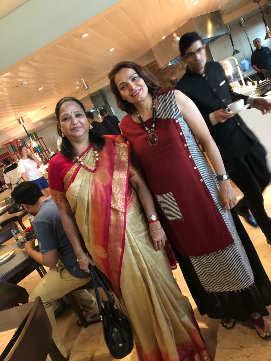 AlkaBatra1's tweet photo. #YFloYoungWomenAchieverAwards #IndianIva #FicciFlo #YFloEvent https://t.co/R0hyqA8L8h