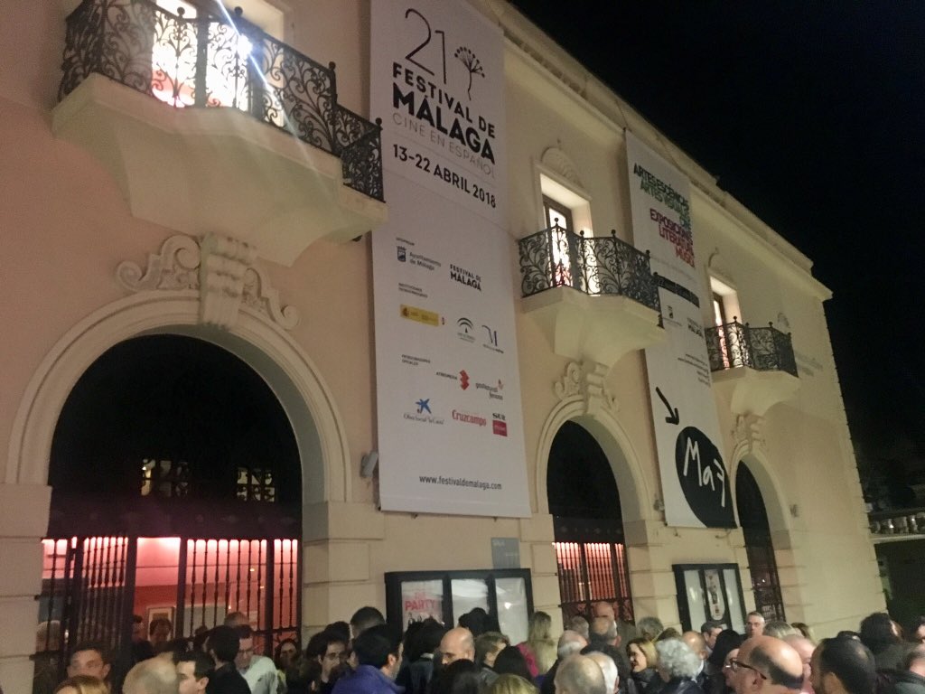 eldermatologo's tweet photo. Anoche disfrutamos con el estreno de @ResortParais0 de @EnriqueAtralla con @vdemorata @Hector_Medina_P y Rafa Castillo. 🎬 Tensión psicológica, mucha adrenalina y final trepidante. Enhorabuena!!! #Planazodefinde #ResortParaíso @pablodemorilla #Málaga  #neurociencia https://t.co/n9Jr6lr7oG