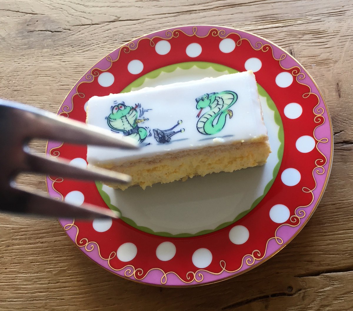 Contimeta_GmbH's tweet photo. Bei @Contimeta_GmbH gibt es immer einen Grund zum Feiern! Gestern wurde der Geburtstag unserer Kyra in Stil gefeiert. Unser Maskottchen Cornelius landete dabei als Tompouce auf dem Teller #Geburtstagsfeierimbüro https://t.co/zrheZRpWwZ