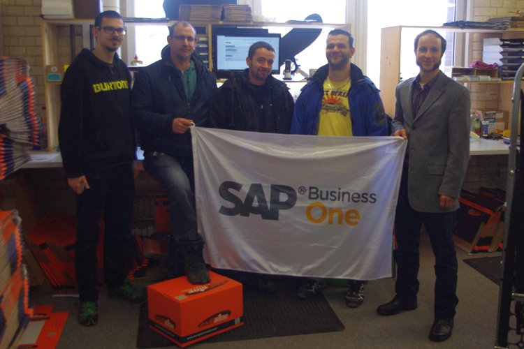 sigmasoftwareco's tweet photo. Unsere #BusinessOne-Lösungen Digitaler #Packtisch und Mobile #Lagerverwaltung entwickeln sich im #ecommerce vom Geheimtipp zum Must-Have. Die Firma #Fitnesshotline überzeugte sich bei unserem Kunden #Eastside #FunsportVision vor Ort von den Vorteilen. #Kommissionierung #Handheld https://t.co/6Ko3ctoY0f